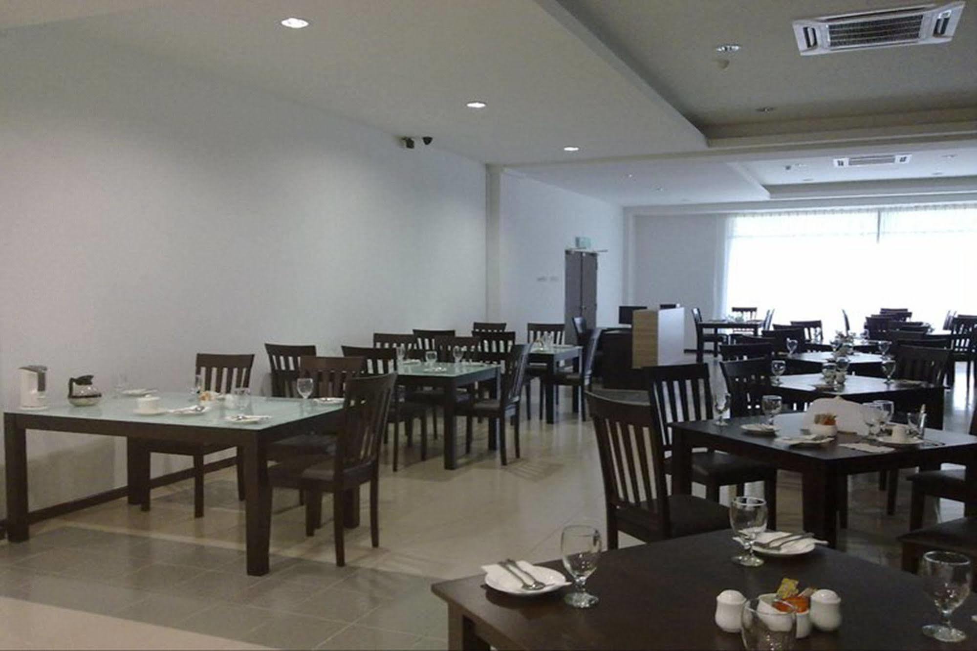 World Youth Hotel Ayer Keroh Ngoại thất bức ảnh